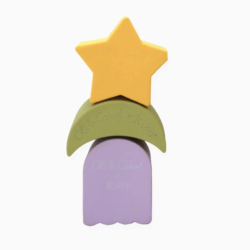 Simple wooden stacking toy with geometric figures in natural rubber for fun playtime