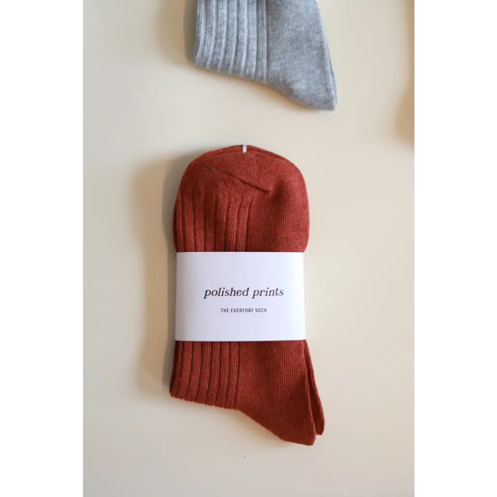 Rust-colored ribbed sock with Polished Prints label for a soft and flexible everyday sock