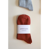 Rust-colored ribbed sock with Polished Prints label for a soft and flexible everyday sock