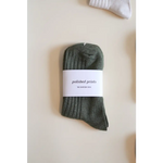 Soft and flexible everyday sock in olive green ribbed design with polished prints label