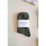 Soft and flexible everyday sock in olive green ribbed design with polished prints label