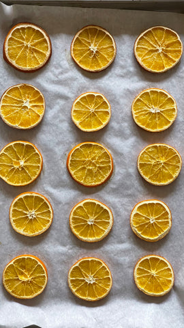 <p><b>Here’s what you’ll need:</b></p> <ul> <li style="font-weight: 400;"><span style="font-weight: 400;">3-5 oranges, sliced</span></li> <li style="font-weight: 400;"><span style="font-weight: 400;">Parchment paper</span></li> <li style="font-weight: 400;"><span style="font-weight: 400;">Natural fiber twine or fishing line (depending on the look you prefer)</span></li> <li style="font-weight: 400;"><span style="font-weight: 400;">Needle </span></li> <li style="font-weight: 400;"><span style="font-weight: 400;">Scissors</span></li> <li style="font-weight: 400;"><span style="font-weight: 400;">Extras:  Cinnamon sticks, whole cranberries, rosemary or evergreen sprigs, star anise pods</span></li> </ul>