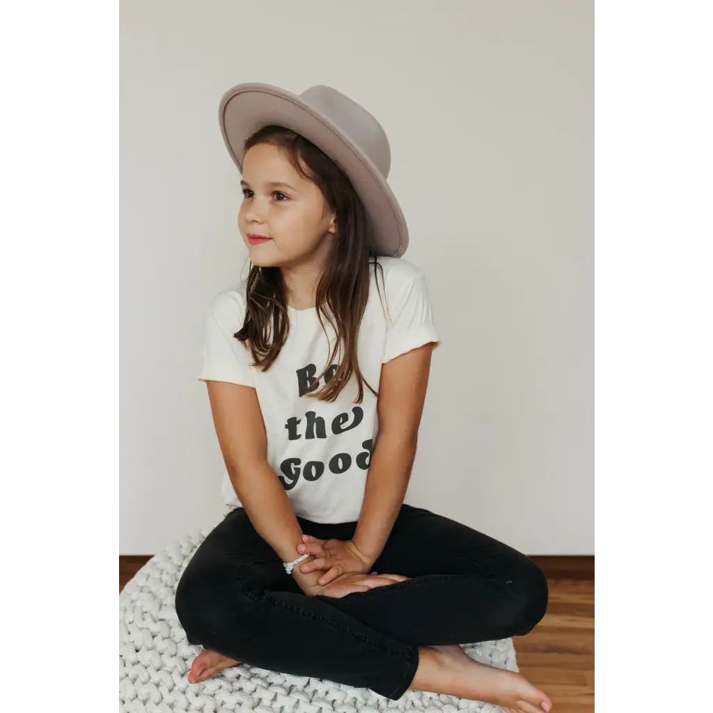 Child in gray hat and Polished Prints graphic t-shirt made of organic cotton