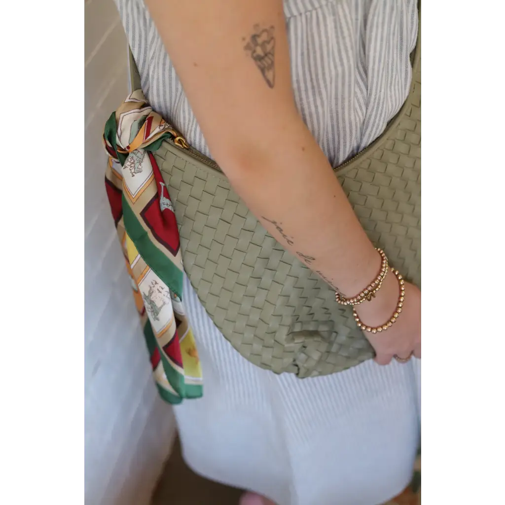 Diana Woven Bag XL in vegan leather with two interior pockets, worn with striped shirt