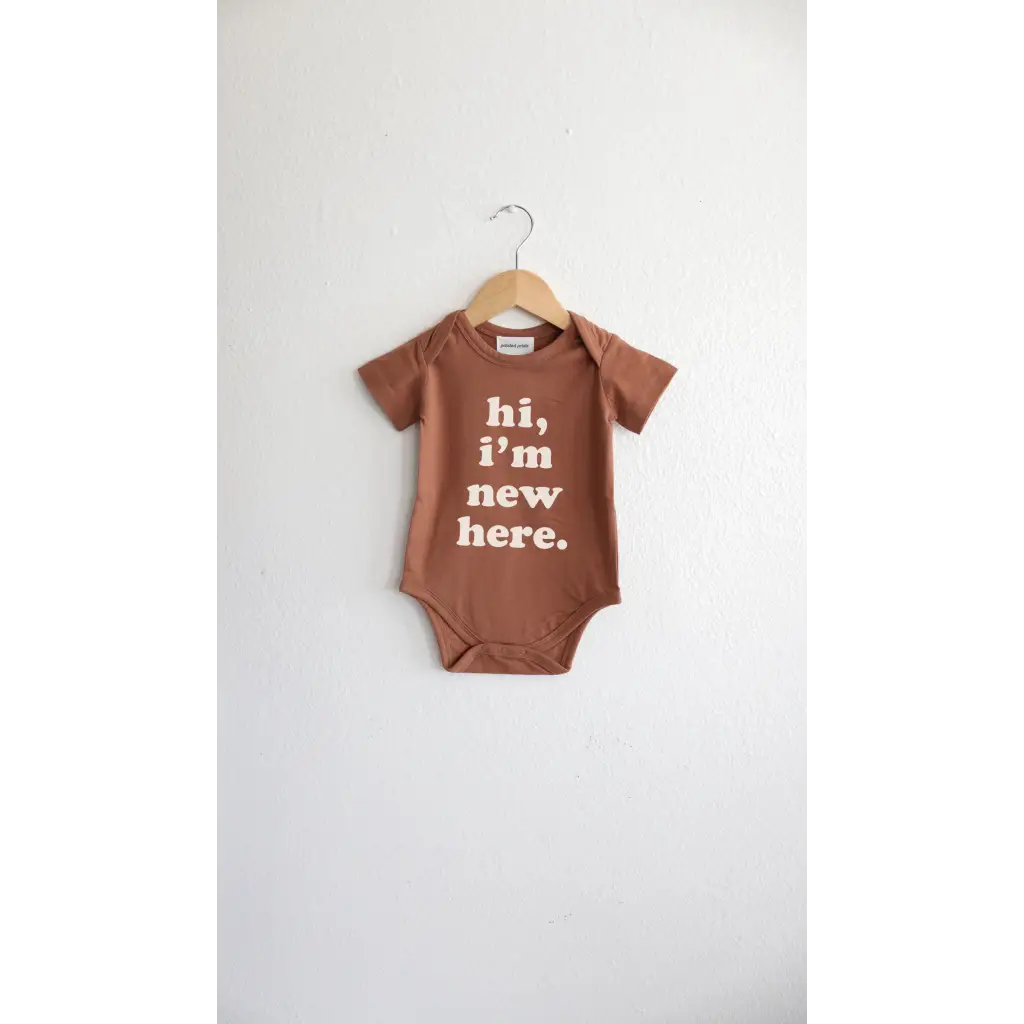 Brown Organic Cotton Baby Onesie with Hi, I’m New Here design for trendy little ones