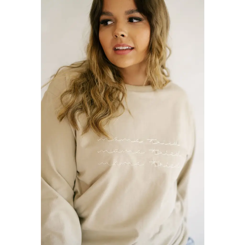 Cream-colored crewneck sweatshirt in organic cotton with chainstitch embroidered detail