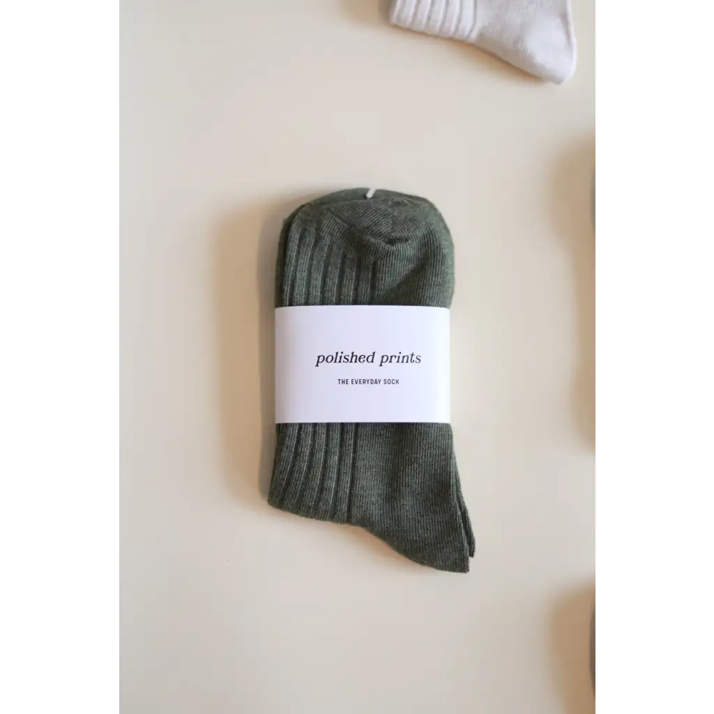 Soft and flexible everyday sock in olive green ribbed design with polished prints label